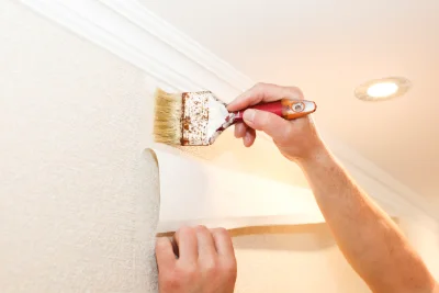 Pose de papier peint à Cornod — revêtements muraux et toiles de verre